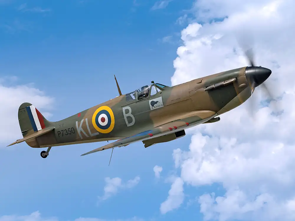 Iconic aircraft to fly over the UK’s largest tractor show