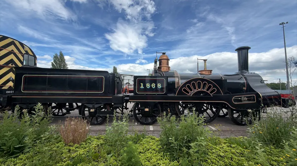 Steam train chugs its way into new home in York