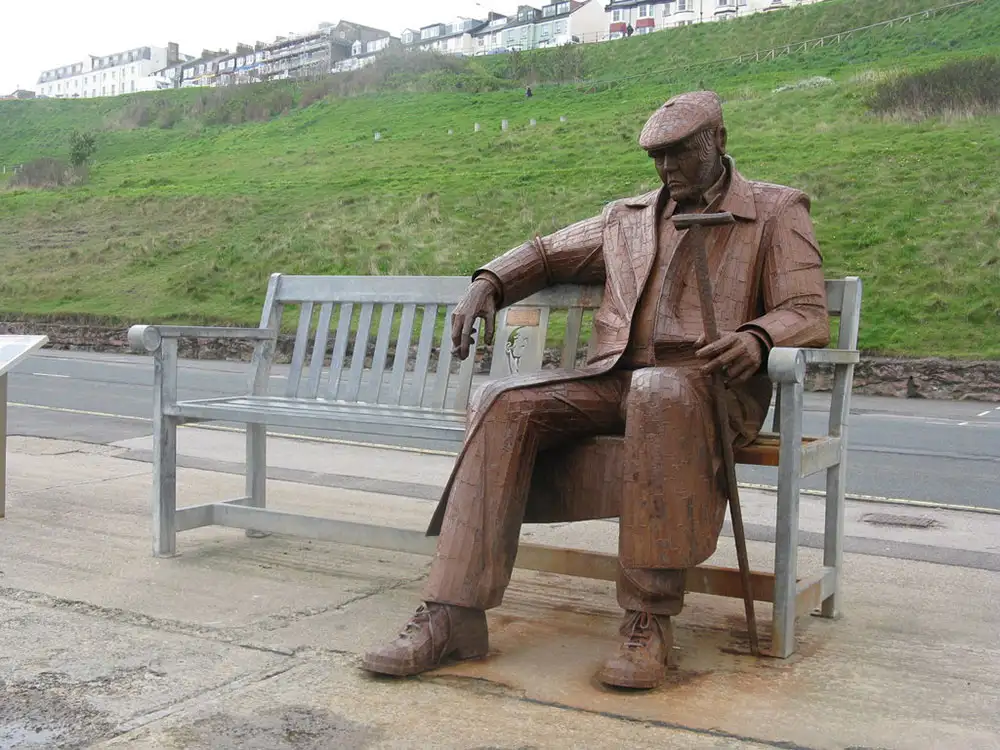 scarborough-statue-freddie-gilroy-and-the-belsen-stragglers-wk.webp